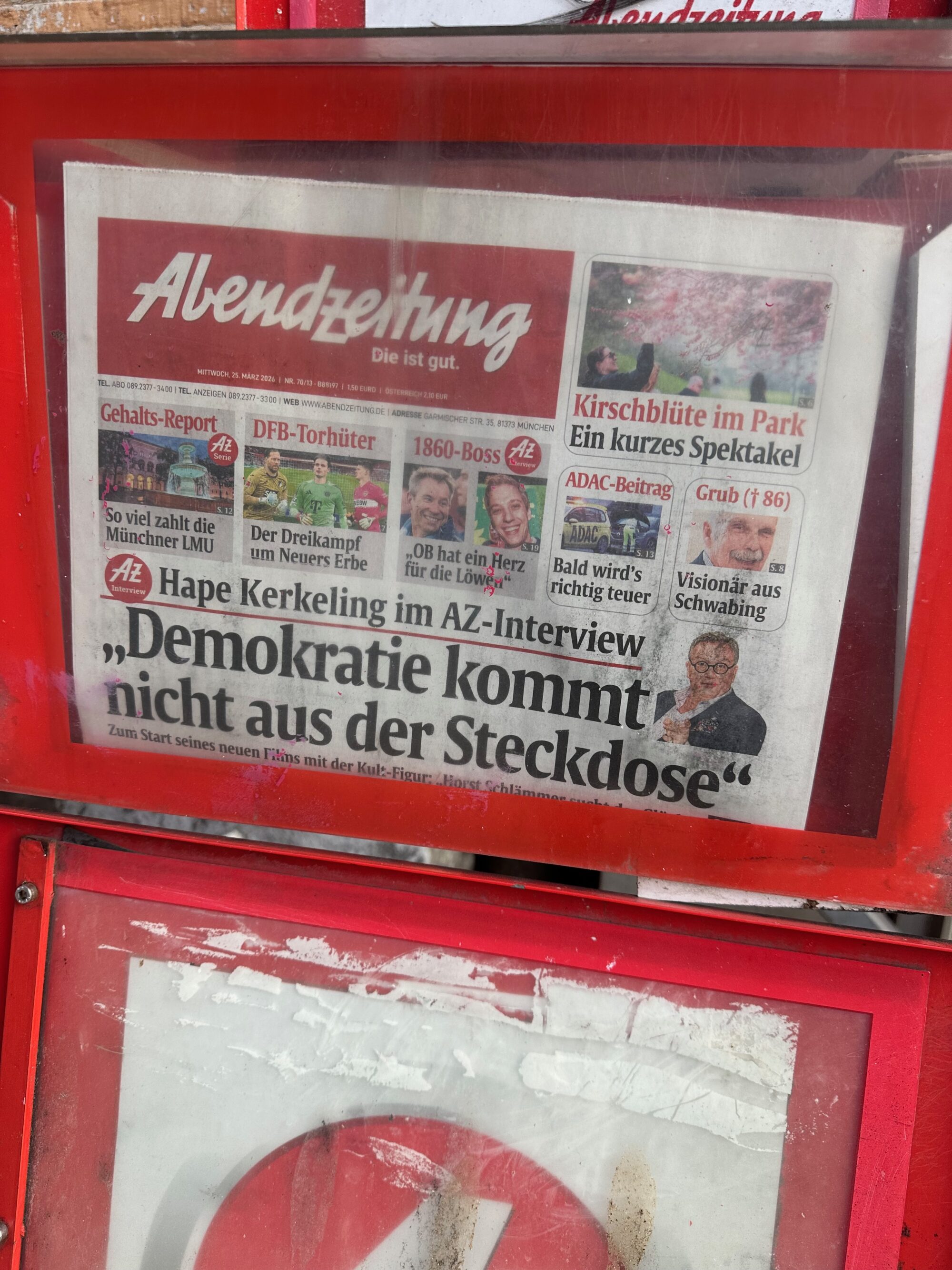 Abendzeitung mit dem Titel „Demokratie kommt nicht aus der Steckdose"