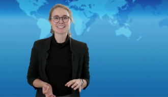 Zu sehen ist Katharina Hajek vor dem Vordergrund der Tagesschau.