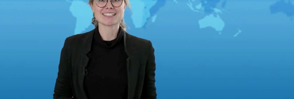 Zu sehen ist Katharina Hajek vor dem Vordergrund der Tagesschau.