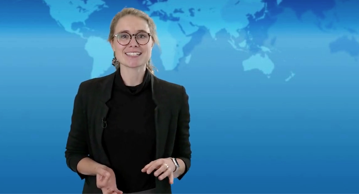 Zu sehen ist Katharina Hajek vor dem Vordergrund der Tagesschau.
